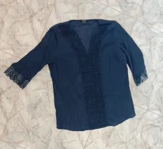 Blusa Esmara azul marino con encaje