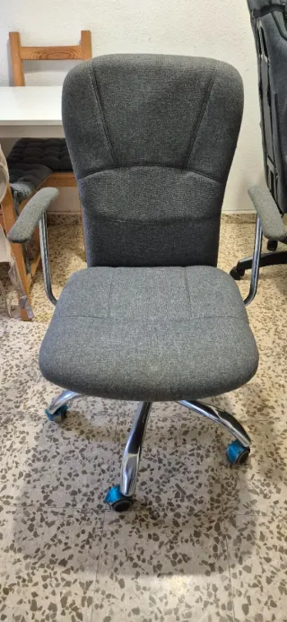 Silla de oficina gris con ruedas