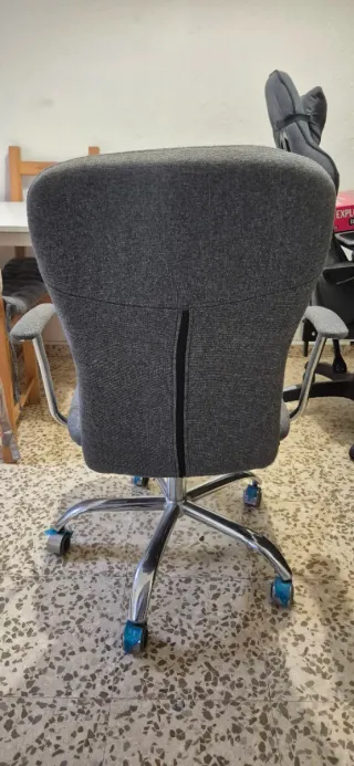 Silla de oficina gris con ruedas