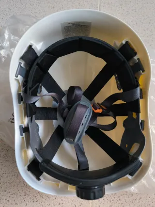 Casco blanco con barbuquejo