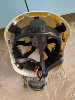 Casco blanco con barbuquejo