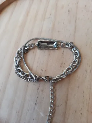 Pulsera elegante con piedra rectangular gris.