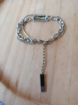 Pulsera elegante con piedra rectangular gris.