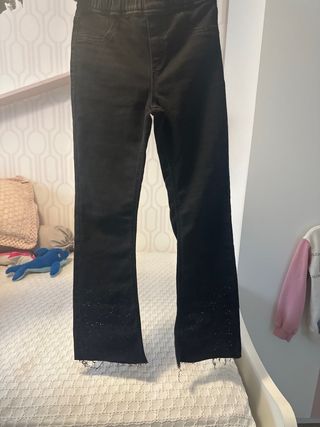 Pantalón vaquero negro campana con pedrería