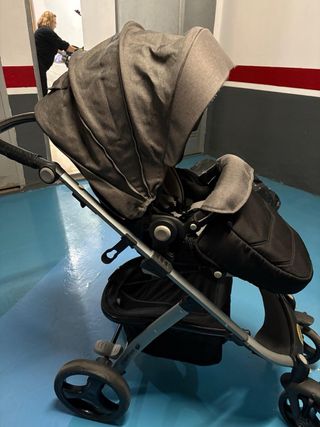 Carrito de bebé gris