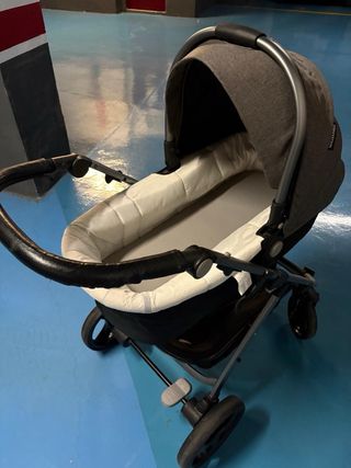 Carrito de bebé gris