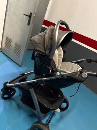 Carrito de bebé gris