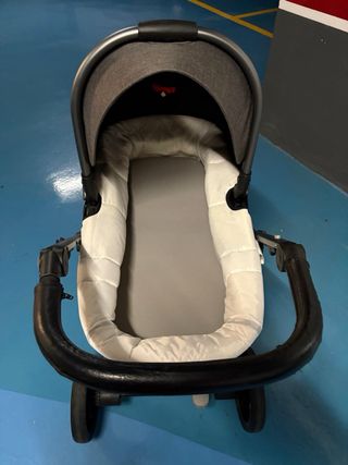 Carrito de bebé gris