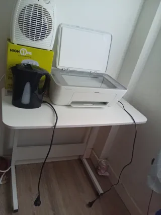 Impresora HP 2820e con mesa regulable incluida