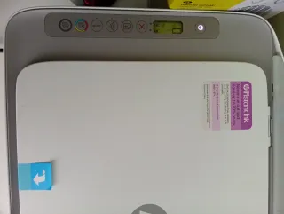 Impresora HP 2820e con mesa regulable incluida