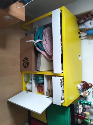 Escritorio blanco y amarillo