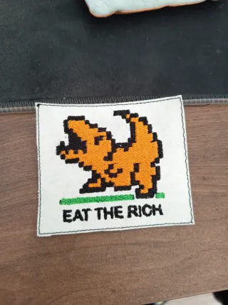 Parche bordado "Eat The Rich" Dinosaurio