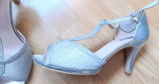 Zapatos y bolso de fiesta plateados