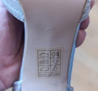 Zapatos y bolso de fiesta plateados