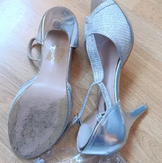 Zapatos y bolso de fiesta plateados