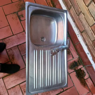 Fregadero de acero inoxidable con grifo