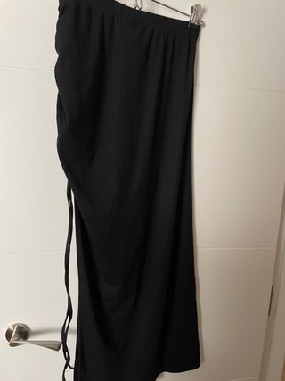 Falda tubo negra con corte lateral