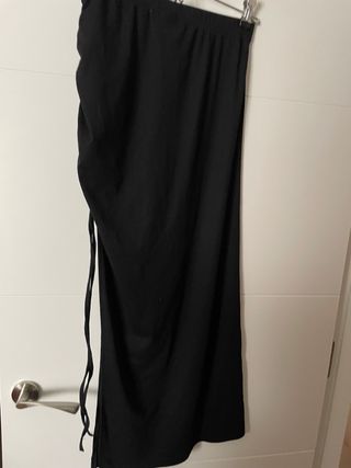 Falda tubo negra con corte lateral