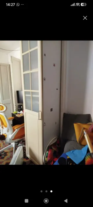 Armario alto blanco con puertas de cristal