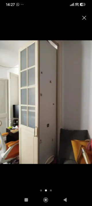 Armario alto blanco con puertas de cristal