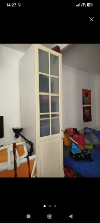 Armario alto blanco con puertas de cristal