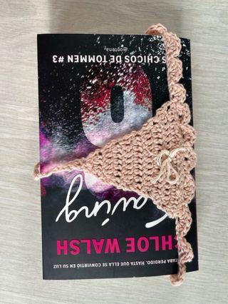 Marcapáginas crochet tanga