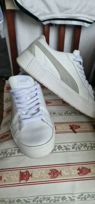 Zapatillas Puma Blancas tienen un pekeño descosido