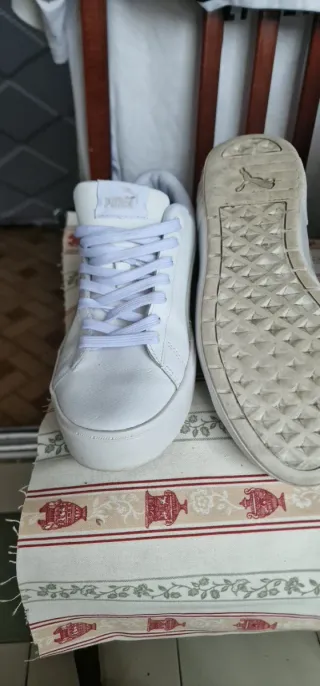 Zapatillas Puma Blancas tienen un pekeño descosido
