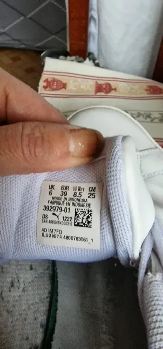 Zapatillas Puma Blancas tienen un pekeño descosido