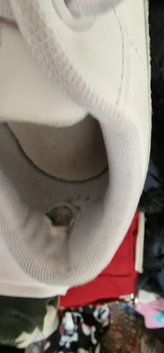 Zapatillas Puma Blancas tienen un pekeño descosido