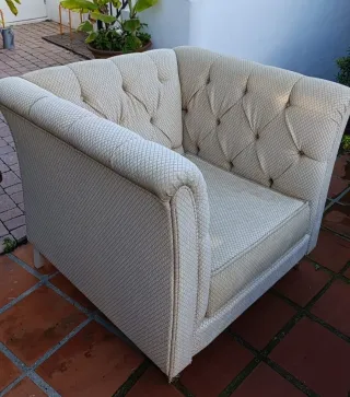 Sofá Chester de tela beige 150 euros cada uno.