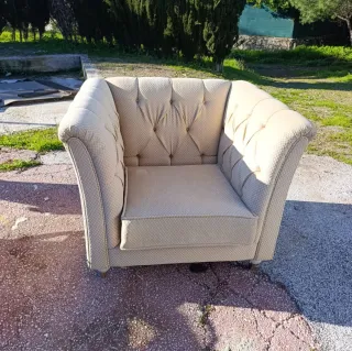 Sofá Chester de tela beige 150 euros cada uno.