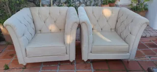 Sofá Chester de tela beige 150 euros cada uno.