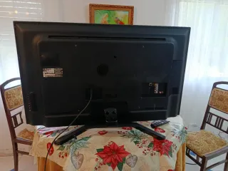 Televisor Negro y Marrón