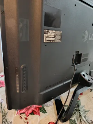 Televisor Negro y Marrón