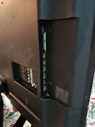 Televisor Negro y Marrón