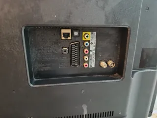 Televisor Negro y Marrón