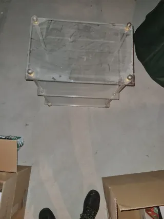 Mesa auxiliar cristal y plástico