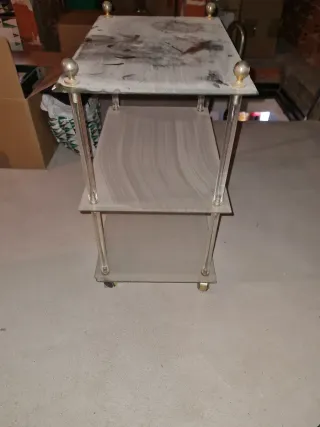 Mesa auxiliar cristal y plástico