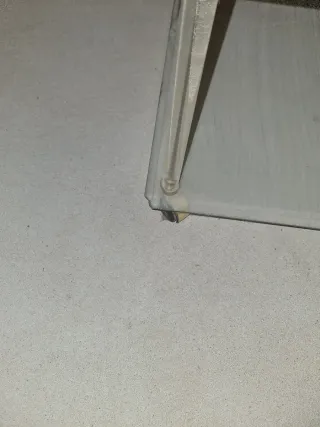 Mesa auxiliar cristal y plástico