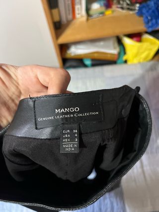 Falda de cuero negra