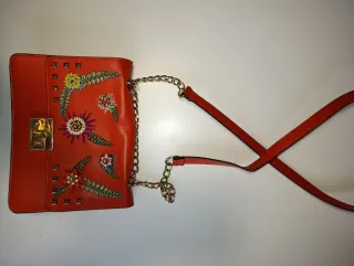 Bolso naranja con bordado floral