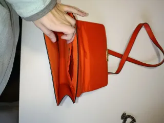 Bolso naranja con bordado floral