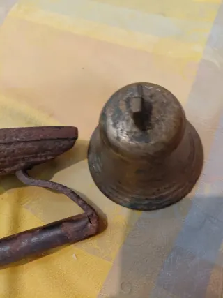 Plancha antigua y campana decorativa