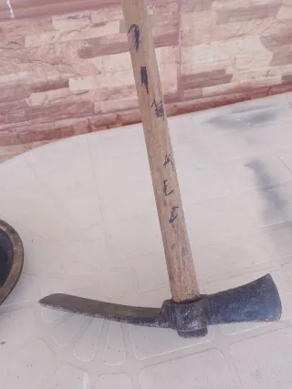 Escoba de madera y plástico