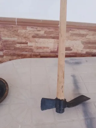 Escoba de madera y plástico