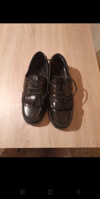 Zapatos Zara con flecos talla 41, buen estado.