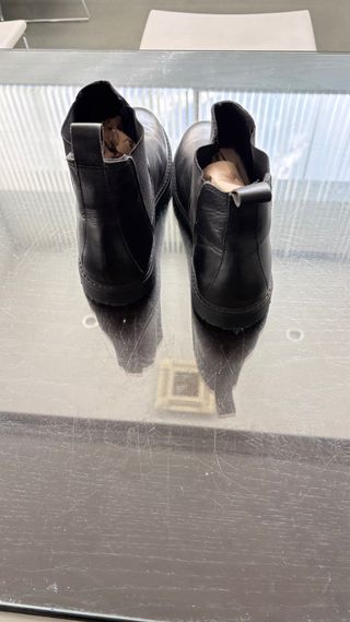 Botines de piel tipo chelsea. T38