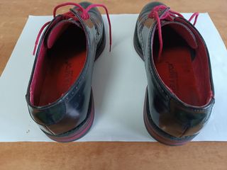 Zapatos de cuero negros con cordones rojos