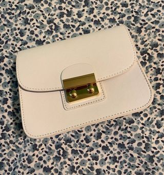 Borsetta Vinbagge bianca con tracolla oro